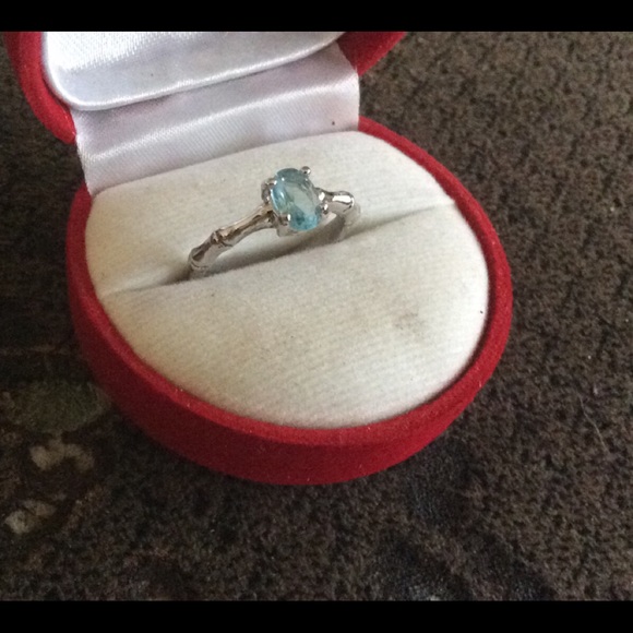A Pale BLUE TOPAZ Ring, Size around 7, 925 Silver